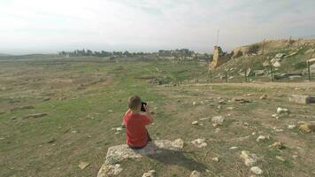 jovem viajante levando As fotos do Hierápolis, antigo Cidade dentro Pamukkale Peru video