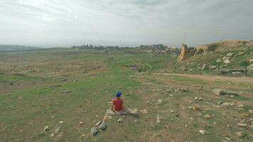 kind op zoek Bij ruïnes van oude stad hierapolis in pamukkale, kalkoen video