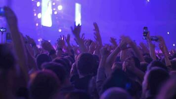 contento aficionados bailando con manos arriba a rock concierto video
