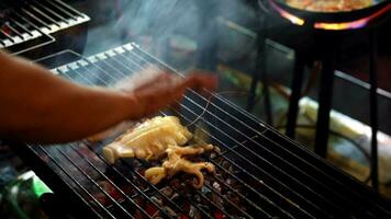 grillé calamar sur le fourneau charbon de bois,rue nourriture Thaïlande video