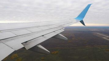 Passagier Flugzeug steigen nach abheben, Panorama- Aussicht von das Bullauge video