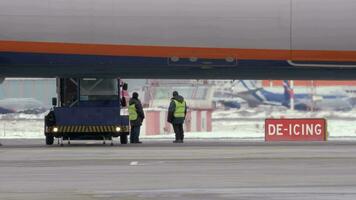 ouvriers en train de préparer à dégivrer une jet avion video