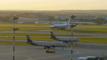 conduite Avions dans sheremetievo aéroport à coucher de soleil, Moscou video