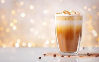 alto taza de latté y azotado crema, borroso, espumoso y fabuloso blanco antecedentes con hermosa Bokeh, ligero naranja oro, café frijoles y canela polvo en el mármol mesa. ai generativo foto