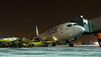 espaço de tempo do embarque flydubai avião e Carregando bagagem às inverno noite video