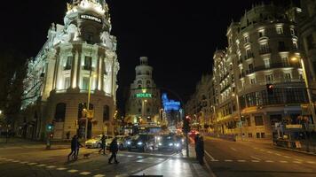 madrid stadsbild med gran via gata och metropol byggnad, Spanien video