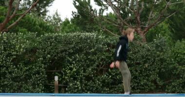 Garoto tendo Diversão com pulando em lado de fora trampolim video