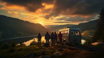 grupo de amigos estar juntos y mirando a el montaña vista, disfrutando Fresco aire y hermosa ver cerca el camper coche. cámping, viajar, fiesta y familia viaje concepto. ai generativo foto