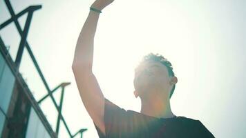 un asiático hombre es disfrutando el ver y el luz de sol en un azul cielo video