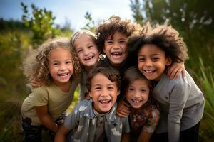 contento multinacional niños abrazando y sonriente para el cámara. linda chico y niña mirando a el cámara. amigo, diversidad concepto. ai generativo foto