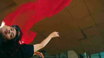 une groupe de asiatique danseurs capture le en volant rouge tissu et Danse avec il video