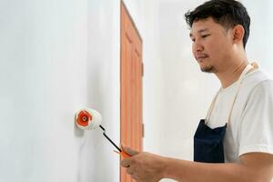 pintor hombre, cepillo en mano para productos a restaurar y pintar el muro, interior el edificio sitio de un casa, pared durante cuadro, renovación, cuadro, contratista, arquitecto, construcción trabajador foto