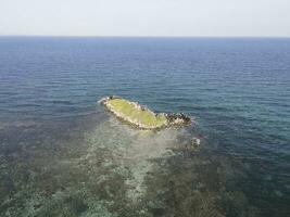 aéreo ver de remoto isla en karimunjawa islas, jepara, Indonesia. coral arrecifes, blanco arena playas parte superior turista destino, mejor buceo snorkel. foto