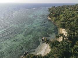 aéreo ver de kahyangan playa en karimunjawa islas, jepara, Indonesia. remoto isla, coral arrecifes, blanco arena playas, largo cola bote. foto