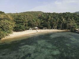 aéreo ver de kahyangan playa en karimunjawa islas, jepara, Indonesia. remoto isla, coral arrecifes, blanco arena playas, largo cola bote. foto