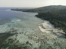 aéreo ver de poli playa en karimunjawa islas, jepara, Indonesia. remoto isla, coral arrecifes, blanco arena playas foto