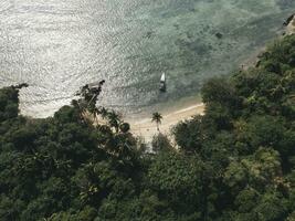 aéreo ver de kahyangan playa en karimunjawa islas, jepara, Indonesia. remoto isla, coral arrecifes, blanco arena playas, largo cola bote. foto