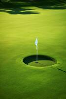 inmaculado poniendo verde y agujero con golfistas en el antecedentes esperando expectante ai generativo foto