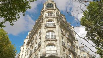 casa barroco exterior e outono árvores dentro Paris, França video