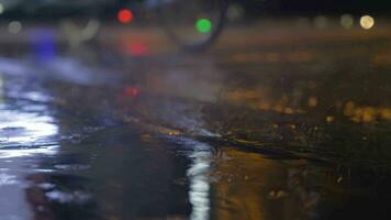 chuvisco e poças em a asfalto com luzes reflexão video