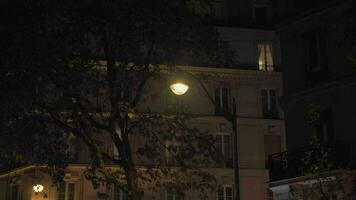 Nieselregen beim Nacht Herbst im das Stadt, Aussicht zu Häuser und draußen Laternen video