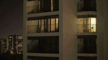 Nacht Aussicht von ein Hotel Fassade video