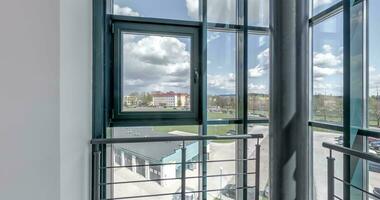 Schleife Drehung und Panorama- Aussicht im leeren modern Halle mit Notfall und Evakuierung Ausfahrt Treppe und Panorama- Fenster. video