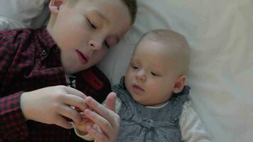 liebend und Vorsichtig Bruder mit Baby Schwester video