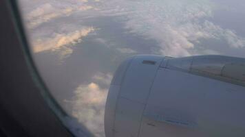 Aussicht von Innerhalb das Flugzeug fliegend Über das Wolken video