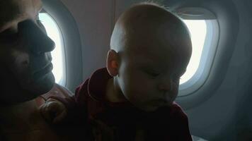mãe e filha em avião video