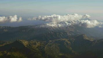 aéreo montanha cenário com nuvens video