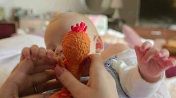 mor, bebis dotter och en leksak kyckling video