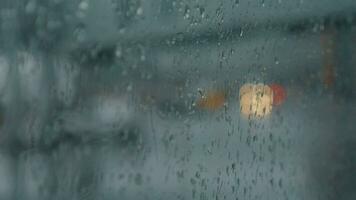 suchen durch das Fenster mit Regentropfen video