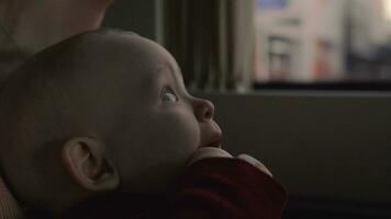 seis meses bebê menina com mão dentro a boca video
