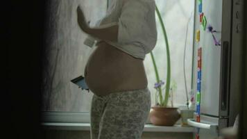 contento y activo embarazada mujer bailando a hogar video