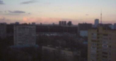 Moskou visie met appartement blokken in de avond retro stijl video