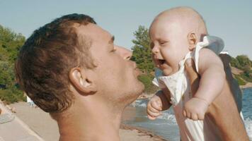 Lycklig far kissing bebis dotter video