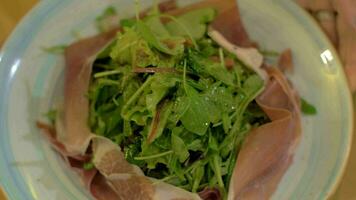 Mix green salad with prosciutto video