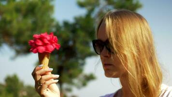 joven mujer con gofre cono ramo de flores al aire libre video