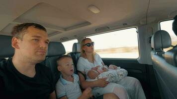 famille en voyageant par voiture video