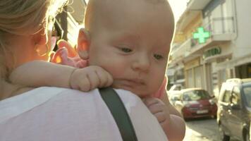 maman avec bébé en marchant dans le rue, vue contre Soleil éclater video