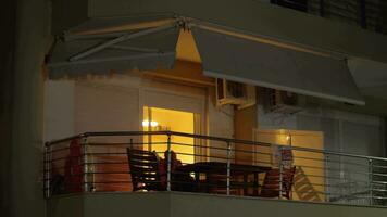 Mann vaping wann entspannend auf das Balkon beim Nacht video