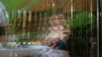 mulher com bebê dentro vidro reflexão video