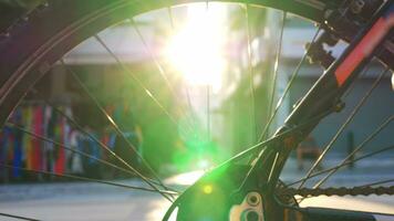 rue et Soleil éclater, vue par bicyclette roue video