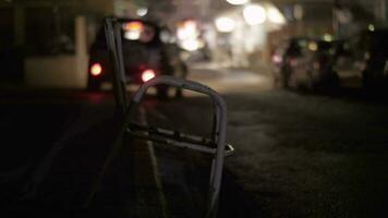 Straße im Stadt, Dorf beim Nacht grungy Stuhl im Vordergrund video