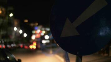 noite rua com dirigindo carros e Desvio placa video