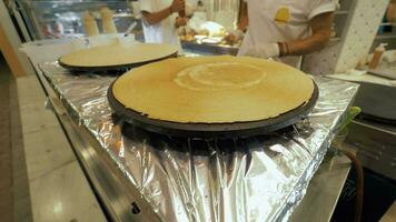 haciendo crepes, calle comida video