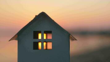 Haus Modell- auf das Strand beim Sonnenuntergang video