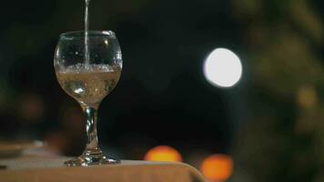 Portion Weiß Wein im Restaurant beim Nacht video