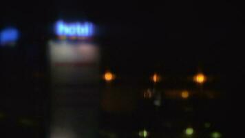 noite rua Visão com iluminado hotel bandeira video